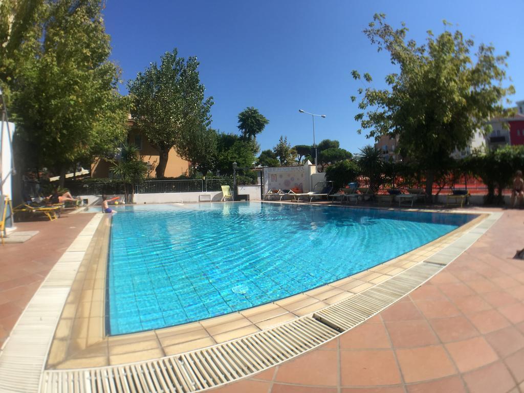 Hotel Mehari Riccione Exteriör bild