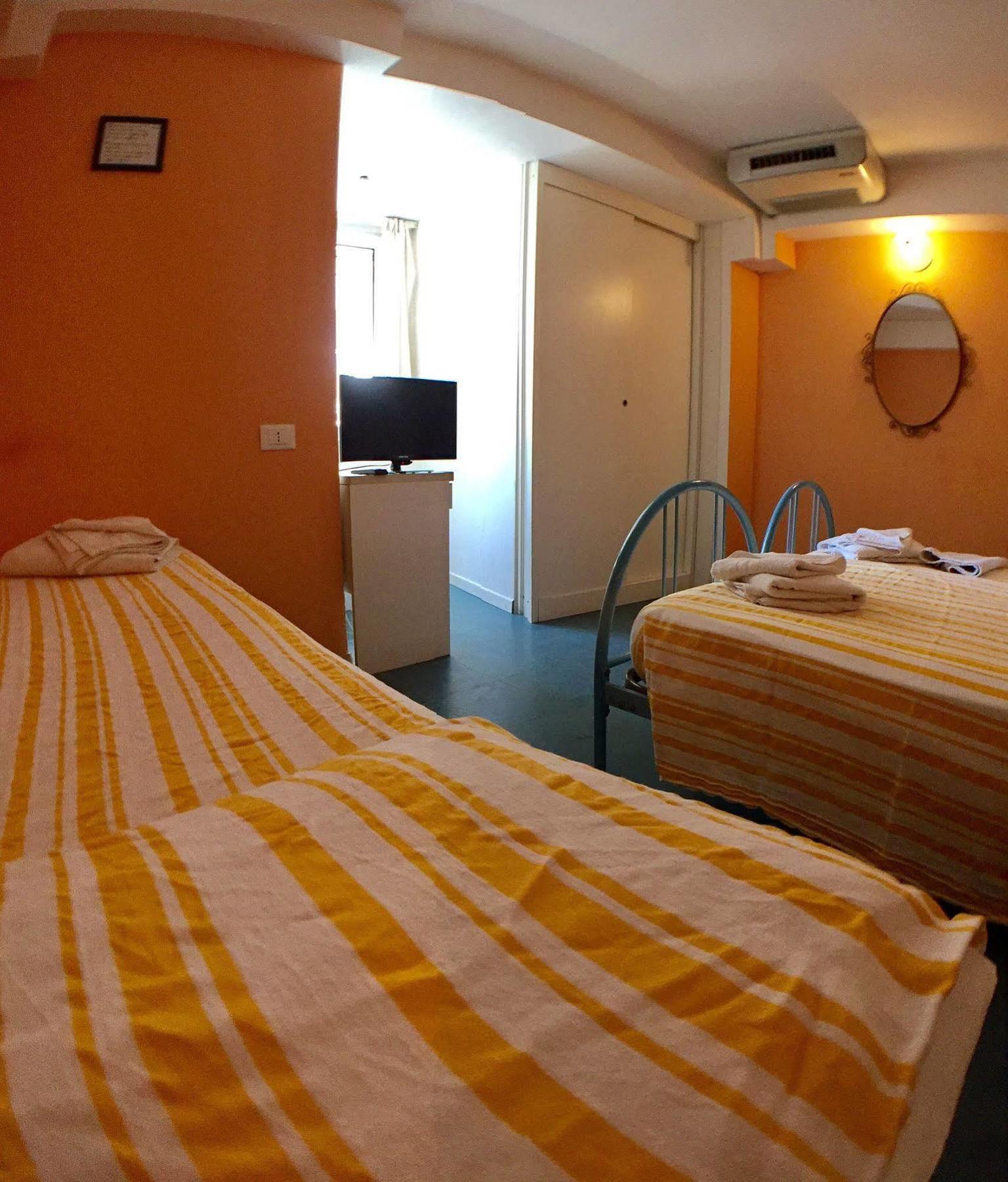 Hotel Mehari Riccione Exteriör bild