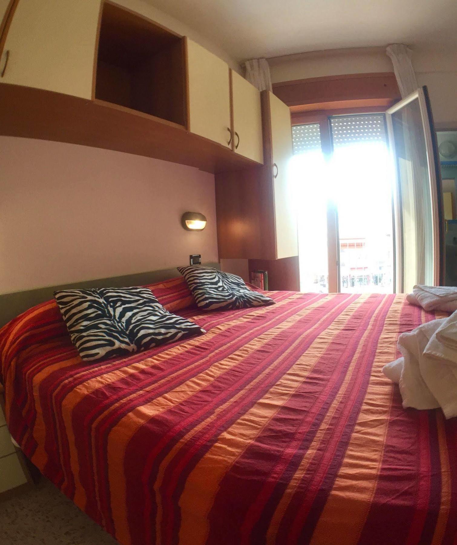 Hotel Mehari Riccione Exteriör bild