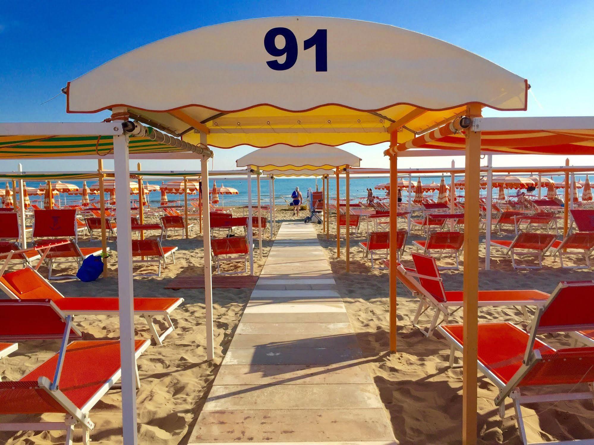 Hotel Mehari Riccione Exteriör bild