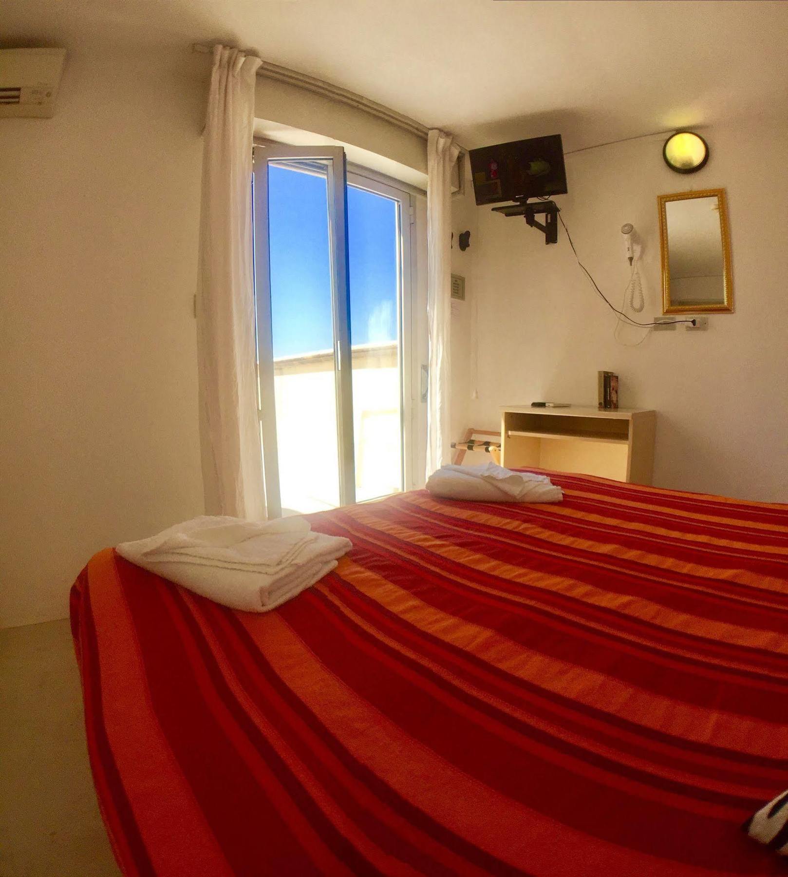 Hotel Mehari Riccione Exteriör bild