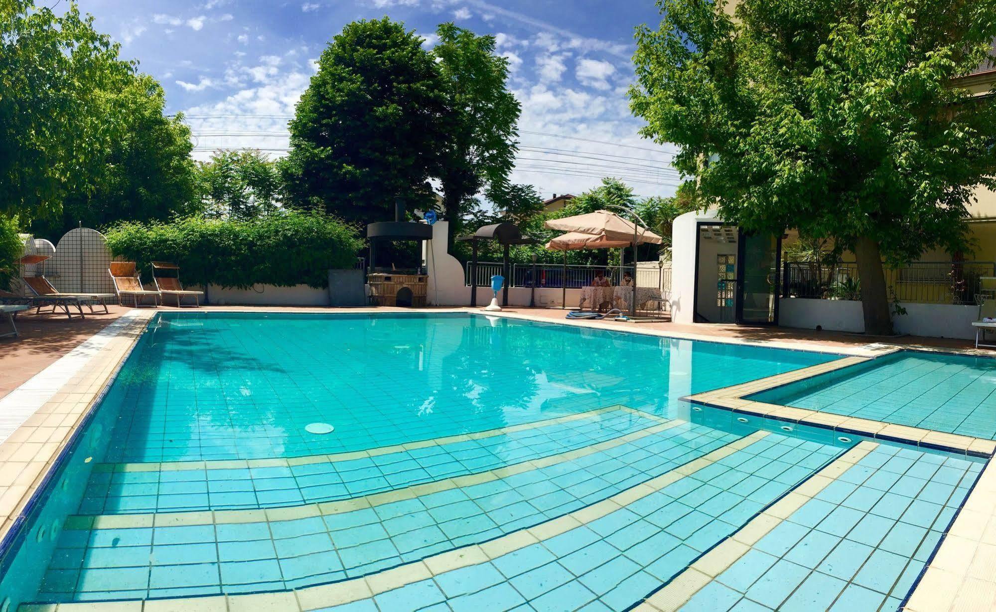 Hotel Mehari Riccione Exteriör bild